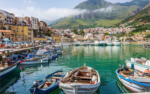 Casa Riccio: Bateau, Navire, Bateaux Et Nautique - Materiel Et Fournitures, Port, Marina, Port, Attraction Touristique, Mer, Chaîne De Montagnes, Côte