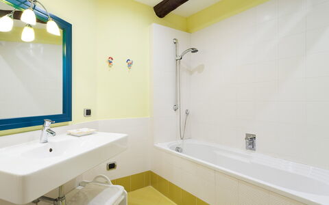 Casa Rossella: Salle De Bains, Luminaire Plomberie, Design Intérieur, Baignoire, Sol, Mur, Sol, Robinet, Lavabo, Plafond