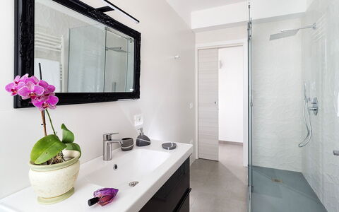 Casa Sunshine: Salle De Bains, Design Intérieur, Luminaire Plomberie, Sol, Miroir, Sol, Lavabo, Armoire De Toilette, Robinet, Évier