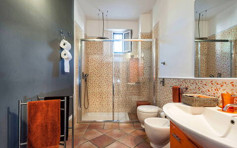 Casa Tika: Salle De Bains, Luminaire Plomberie, Sol, Design Intérieur, Sol, Tuile, Robinet, Plomberie, Éclairage, Évier