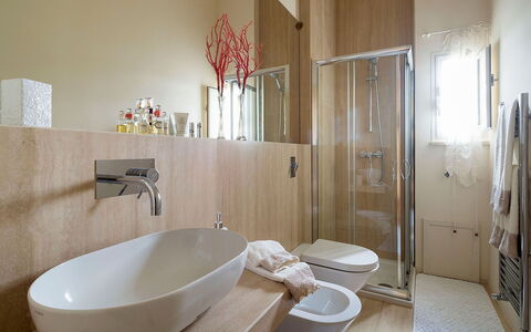 Green Villa: Salle De Bains, Design Intérieur, Sol, Luminaire Plomberie, Lavabo, Sol, Mur, Évier, Miroir, Robinet