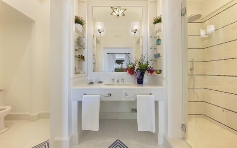 Mansour: Design Intérieur, Mur, Luminaire Plomberie, Lavabo, Sol, Salle De Bains, Sol, Évier, Plafond, Robinet