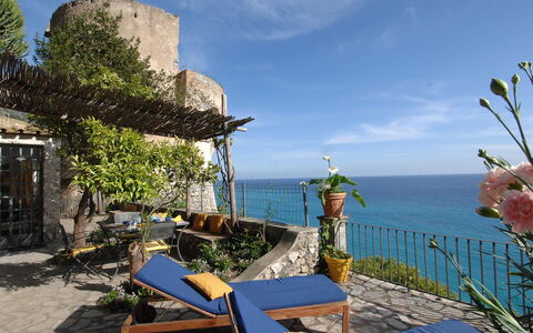 Romantic Tower: Bleu, Mer, Côte, Cotiers Et Relief Océaniques, Océan, Pot De Fleur, Balcon, Plante D'Appartement, Baie, Tropiques
