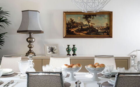 Salt Villa: Meubles, Design Intérieur, Vaisselle, Table, Serveware, Éclairage, Porcelaine, Table Cuisine Et Salle A Manger, Pièce, Salle À Manger