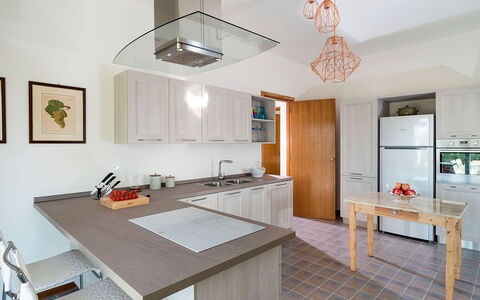 Salt Villa: Meubles, Cuisine, Comptoir, Appareil De Cuisine, Design Intérieur, Cabinetry, Sol, Sol, Bois, Luminaire