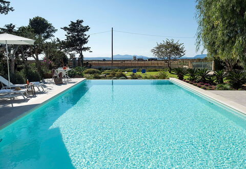 Salt Villa: Piscine, Bleu, L'Eau, Recours, Composite, Eco Hôtel, Mobilier De Jardin, Ombre, Loisir, Caractéristique De L'Eau