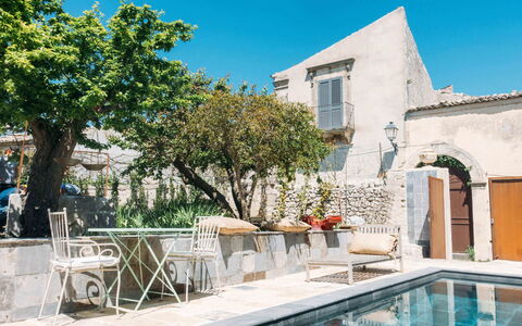 Villa Acreide: Mur, Pot De Fleur, Mobilier De Jardin, Dalle, Béton, Plante D'Appartement, Cour, Chaise, Piscine, Villa
