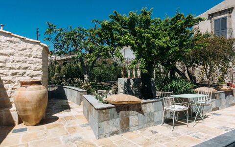 Villa Acreide: Pot De Fleur, Dalle, Mobilier De Jardin, Jardin, Ombre, Béton, Plante D'Appartement, Chaise, Aménagement Paysager, Cour