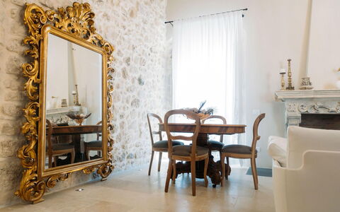 Villa Acreide: Design Intérieur, Meubles, Éclairage, Miroir, Pièce, Chaise, Moulage, Cadre, Luminaire, Salon