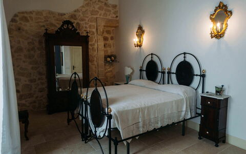 Villa Acreide: Meubles, Sol, Chambre, Lit, Literie, Cadre De Lit, Luminaire, Lampe, Linge, Drap De Lit