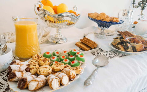 Villa Acreide: Aliments, Vaisselle, Ingrédient, Serveware, Dessert, Fruit, Nourriture À Manger Avec Les Doigts, Table, Meubles, Vaisselle