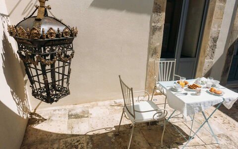 Villa Acreide: Mur, Meubles, Chaise, Pot De Fleur, Plante D'Appartement, Lampe, Balcon, Plâtre, Luminaire