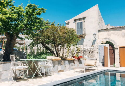 Villa Acreide: Mur, Pot De Fleur, Mobilier De Jardin, Dalle, Béton, Plante D'Appartement, Cour, Chaise, Piscine, Villa