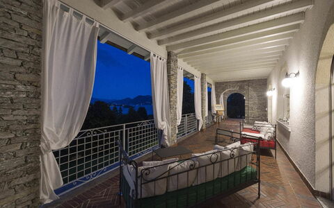 Villa Alina: Meubles, Sol, Chaise, Plafond, Balcon, Mobilier De Jardin, Villa, Hôtel, Eco Hôtel, Accoudoir