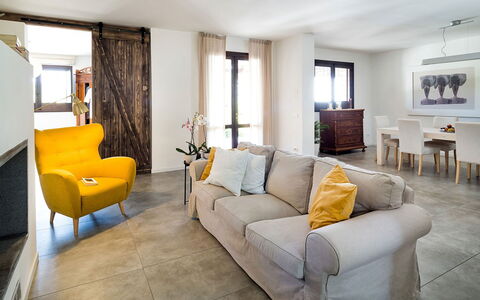 Villa Almond: Meubles, Design Intérieur, Sol, Mur, Canapé, Sol, Bois, Pièce, Table, Salon