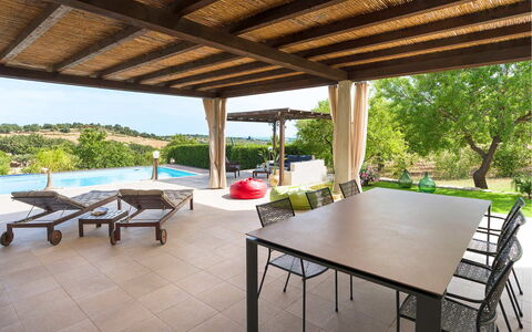 Villa Almond: Meubles, Chaise, Sol, Table, Mobilier De Jardin, Design Intérieur, Piscine, Recours, Table Cuisine Et Salle A Manger, Ombre
