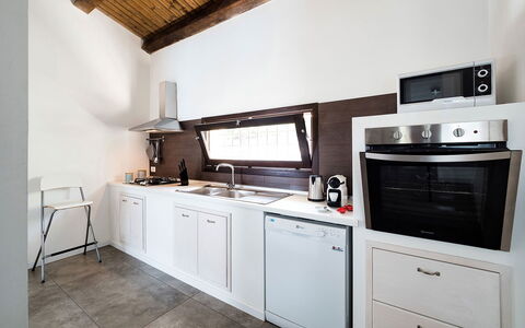 Villa Almond: Cuisine, Appareil De Cuisine, Principaux Appliance, Comptoir, Meubles, Cabinetry, Design Intérieur, Électroménager, Cuisinière, Evier