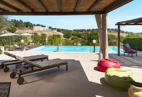 Villa Almond: Piscine, Meubles, Mobilier De Jardin, Recours, Chaise, Loisir, Ombre, Balancelle, Eco Hôtel, Patio
