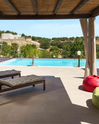Villa Almond: Piscine, Meubles, Mobilier De Jardin, Recours, Chaise, Loisir, Ombre, Balancelle, Eco Hôtel, Patio