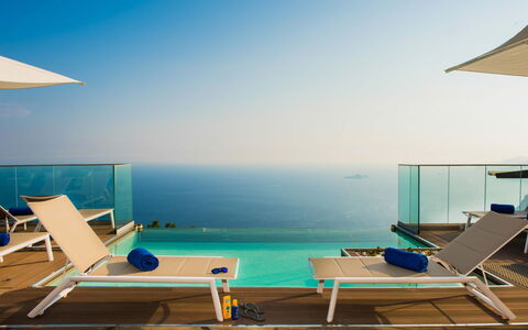 Villa Amanda: Bleu, Meubles, Mobilier De Jardin, Recours, Chaise, Piscine, Mer, Ombre, Balcon, Eco Hôtel