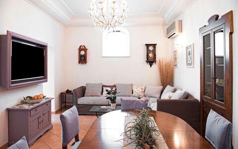Villa Amanda: Meubles, Design Intérieur, Canapé, Table, Salon, Bois, Sol, Pièce, Éclairage, Appartement