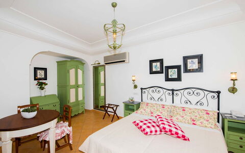 Villa Amanda: Meubles, Design Intérieur, Chambre, Plafond, Lit, Sol, Sol, Pièce, Drap De Lit, Éclairage