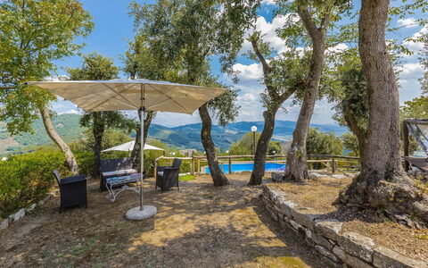 Villa Bastiano: Bleu, Arbre, Paysage, Lumière Du Soleil, Chaîne De Montagnes, Station De Montagne, Ombre, Vallée, Crête, Aménagement Paysager