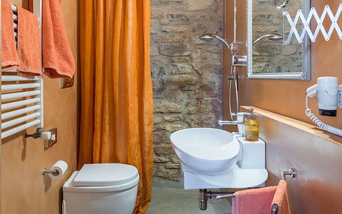 Villa Bastiano: Luminaire Plomberie, Siège De Toilette, Sol, Salle De Bains, Sol, Toilette, Design Intérieur, Évier, Plomberie, Robinet