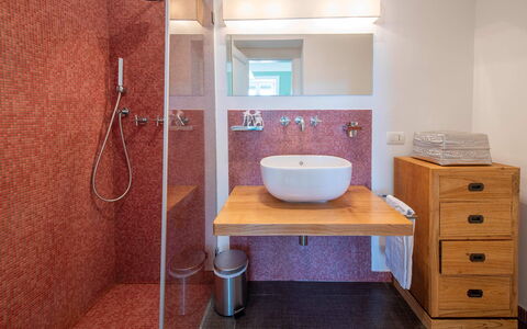 Casa Mariavittoria: Salle De Bains, Lavabo, Luminaire Plomberie, Sol, Design Intérieur, Mur, Sol, Miroir, Évier, Robinet