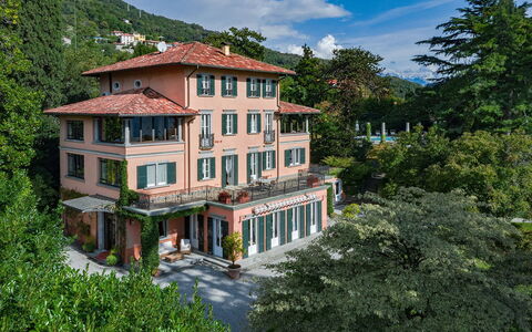 Villa Camilla: Bâtiment, Zone Résidentielle, Façade, Appartement, Domicile, Maison, Établissements Humains, Usage Mixte, Balcon, Condominium