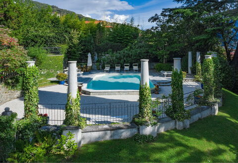 Villa Camilla: Piscine, Jardin, Recours, Aménagement Paysager, Ombre, Mobilier De Jardin, Caractéristique De L'Eau, Dalle, Arrière-Cour, Parapluie