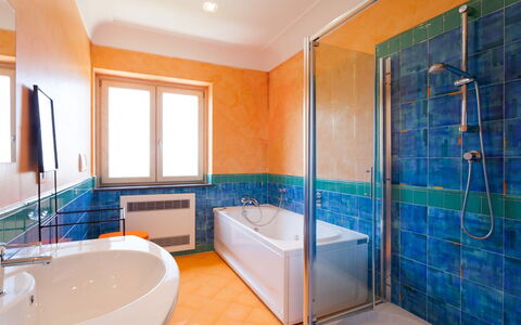 Villa Castore: Luminaire Plomberie, Salle De Bains, Sol, Design Intérieur, Mur, Baignoire, Sol, Robinet, Plomberie, Plafond
