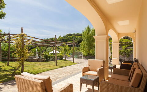 Villa Castore: Mobilier De Jardin, Ombre, Chaise, Eco Hôtel, Balcon, Porche, Structure En Plein Air, Villa, Hacienda, Tableau De Plein Air