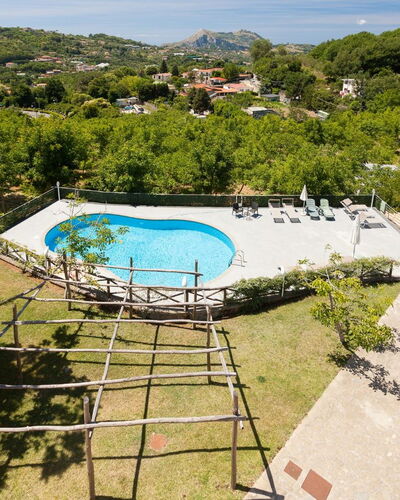 Villa Castore: Piscine, Mobilier De Jardin, Ombre, Recours, Aménagement Paysager, Parapluie, Eco Hôtel, Ville Resort, Centre De Loisirs, Hôtel