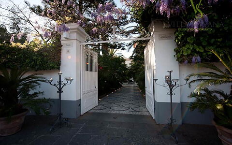Villa Correale: Jardin, Pot De Fleur, Ombre, Aménagement Paysager, Dalle, Passerelle, Cour, Hacienda, Cour
