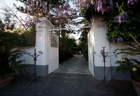 Villa Correale: Jardin, Pot De Fleur, Ombre, Aménagement Paysager, Dalle, Passerelle, Cour, Hacienda, Cour
