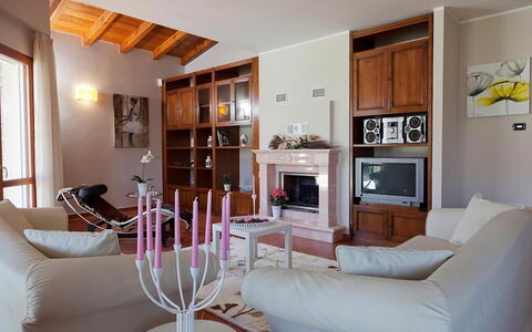Villa Cremia: Meubles, Design Intérieur, Sol, Sol, Bois, Pièce, Salon, Plafond, Domicile, Éclairage