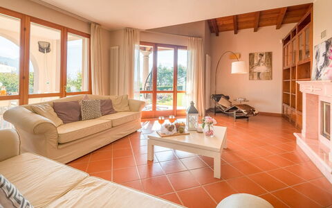 Villa Cremia: Meubles, Design Intérieur, Sol, Sol, Bois, Plafond, Pièce, Domicile, Salon, Canapé