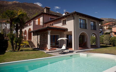 Villa Cremia: Maison, Domicile, Zone Résidentielle, Architecture, Porte, Toit, Balcon, Biens, Hacienda, Villa