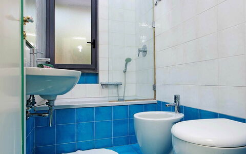 Villa Davide: Bleu, Sol, Salle De Bains, Luminaire Plomberie, Sol, Design Intérieur, Toilette, Siège De Toilette, Tuile, Composite
