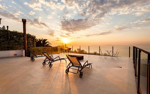 Villa Davide: Crépuscule, Mer, Océan, Balcon, Recours, Le Coucher Du Soleil, Chaise, Côte, Parquet