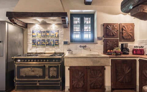 Villa del Colle: Cuisine, Design Intérieur, Cuisinière, Le Fourneau, Cabinetry, Comptoir, Gaz Poele, Tache De Bois, Luminaire, Appareil De Cuisine