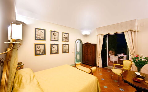 Villa Elyseum: Lit, Meubles, Design Intérieur, Chambre, Drap De Lit, Literie, Éclairage, Pièce, Sol, Linge