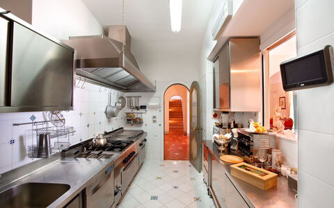 Villa Elyseum: Cuisine, Comptoir, Design Intérieur, Appareil De Cuisine, Principaux Appliance, Sol, Éclairage, Plafond, Sol, Cabinetry
