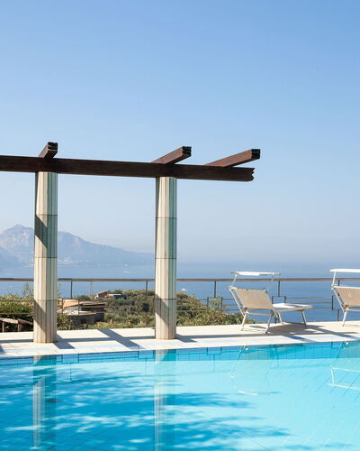Villa Felicia: Piscine, Recours, Mobilier De Jardin, Eco Hôtel, Ombre, Loisir, Balancelle, Chaise, Ville Resort, Parapluie