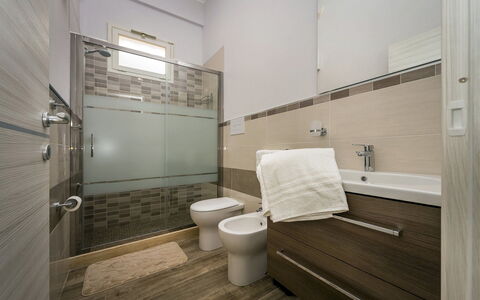 Villa Gea: Sol, Luminaire Plomberie, Salle De Bains, Sol, Design Intérieur, Toilette, Siège De Toilette, Évier, Lavabo, Plafond