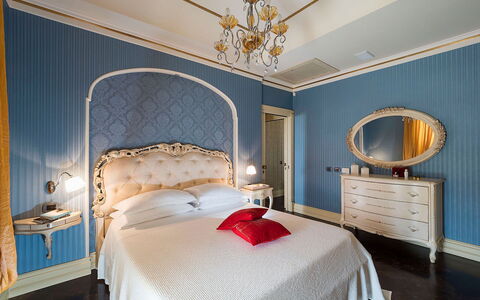 Villa Gemma: Meubles, Chambre, Design Intérieur, Lit, Drap De Lit, Literie, Plafond, Textile, Éclairage, Linge