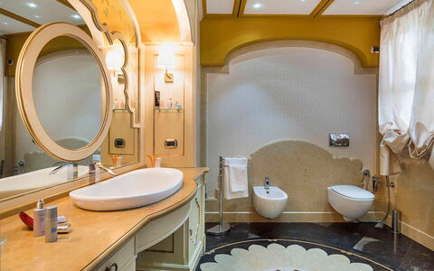 Villa Gemma: Design Intérieur, Lavabo, Luminaire Plomberie, Évier, Sol, Robinet, Salle De Bains, Éclairage, Plomberie, Plafond