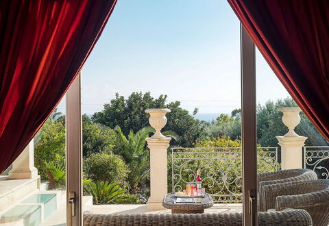 Villa Gemma: Meubles, Design Intérieur, Rideau, Traitement De Fenetre, Chaise, Couvre-Fenêtres, Ombre, Eco Hôtel, Salon, Plante D'Appartement