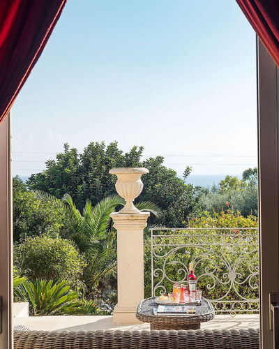 Villa Gemma: Meubles, Design Intérieur, Rideau, Traitement De Fenetre, Chaise, Couvre-Fenêtres, Ombre, Eco Hôtel, Salon, Plante D'Appartement